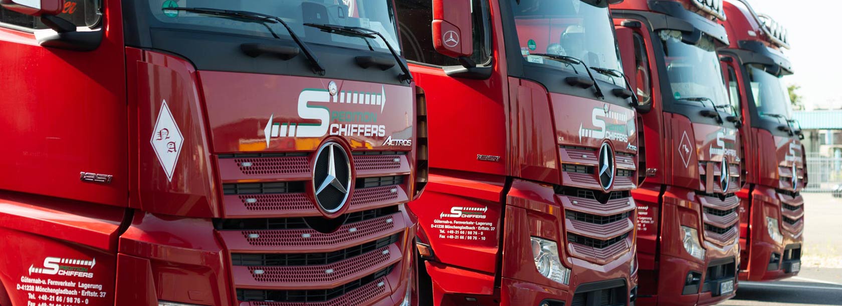 Überbreiten-Transporte Logistikunternehmen LKWs mit verbreiterbaren Aufliegern