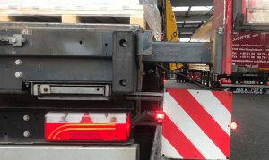 LKWs mit verbreiterbarem Auflieger Überbreiten-Transporte mit der Spedition-Schiffers